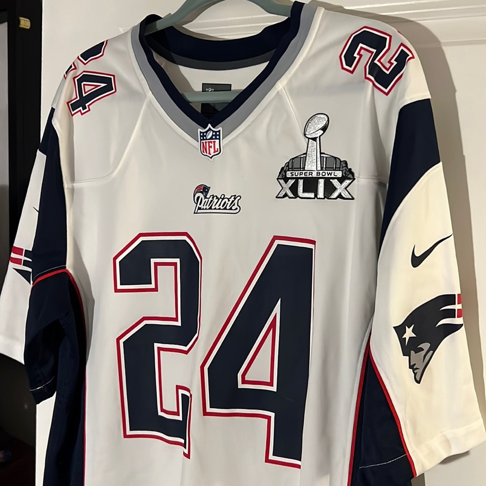 Nike New England Patriots Darrelle Revis Jersey. Size L . Super bowl 49 edition.